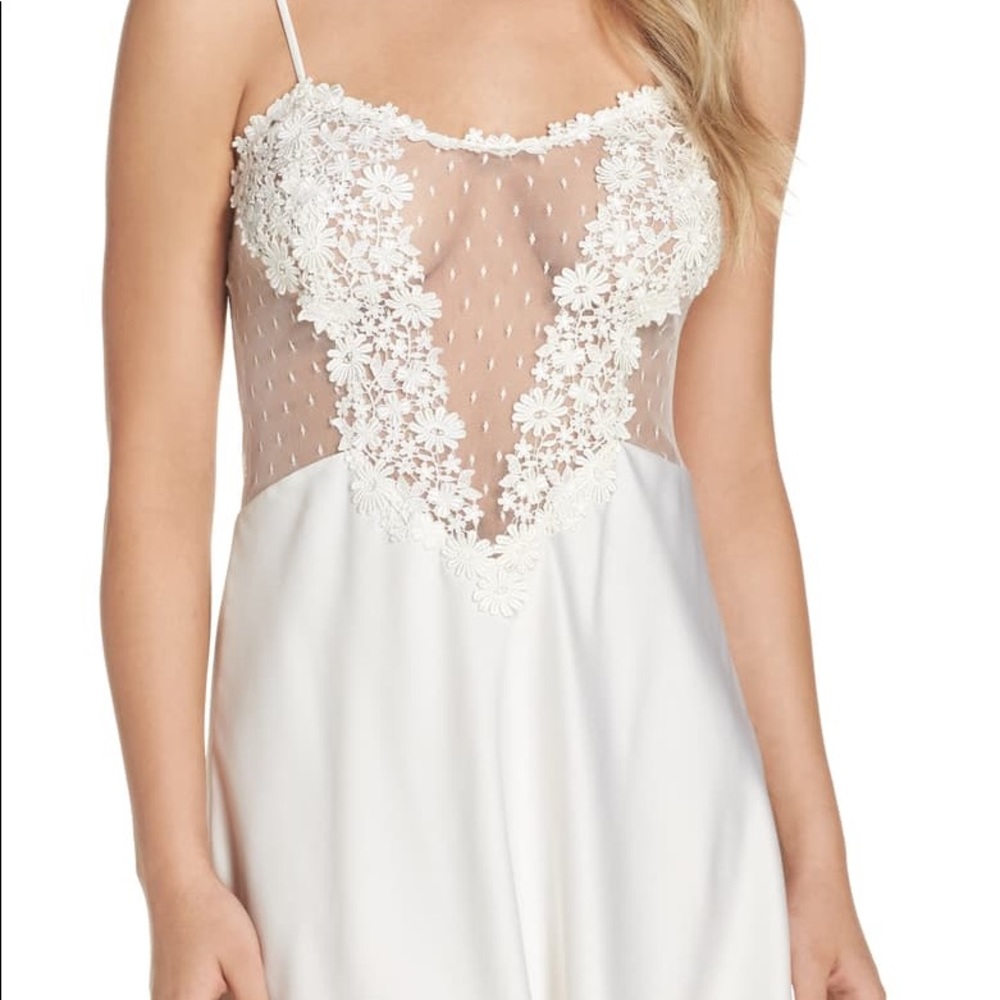 Flora Nikrooz Showstopper Chemise in White